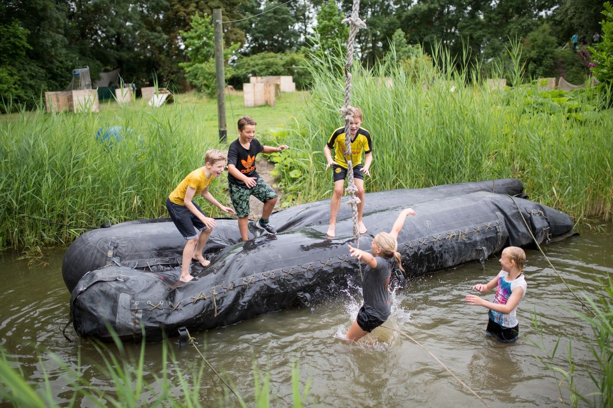 Spelende kinderen in outdoorpark Alkmaar